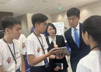 Ông Na Ki Hong, Tổng Giám đốc Samsung Việt Nam lắng nghe phần trình bày của các đội thi. 