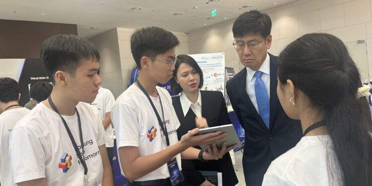 Ông Na Ki Hong, Tổng Giám đốc Samsung Việt Nam lắng nghe phần trình bày của các đội thi.