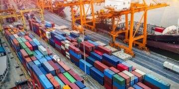 Kim ngạch xuất nhập khẩu lập kỷ lục vượt mốc 800 tỷ USD, cao hơn tổng cả năm 2024