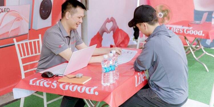 LG hỗ trợ sửa chữa thiết bị, đồng hành cùng người dân sau bão