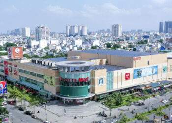 LOTTE MART đánh dấu hoạt động tại Việt Nam bằng việc khai trương của LOTTE MART Nam Sài Gòn vào năm 2008.