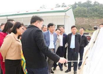 Đơn vị tư vấn báo cáo với đoàn khảo sát về điểm đấu nối dự án tại Cửa khẩu Thanh Thủy