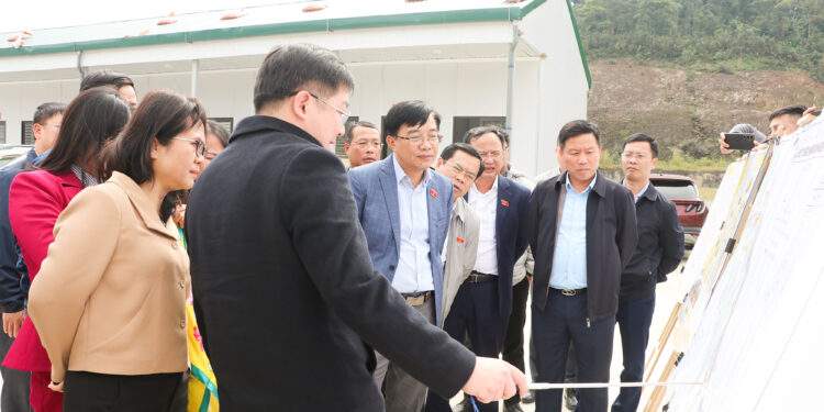 Đơn vị tư vấn báo cáo với đoàn khảo sát về điểm đấu nối dự án tại Cửa khẩu Thanh Thủy