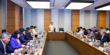 Quang cảnh phiên thảo luận tại tổ về dự án Luật Xây dựng (sửa đổi). Ảnh: TTXVN