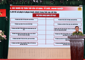 Đại tá Nguyễn Thành Vĩnh, Phó Giám đốc Trung tâm Dữ liệu quốc gia, phát biểu tại chương trình tập huấn.