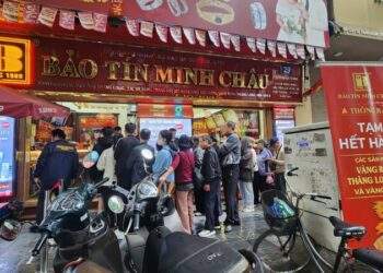 Người dân đội mưa xếp hàng, nhà vàng cháy hàng, chợ đen bắt đầu khan vàng