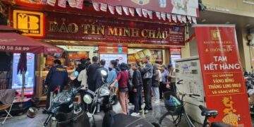 Người dân đội mưa xếp hàng, nhà vàng cháy hàng, chợ đen bắt đầu khan vàng