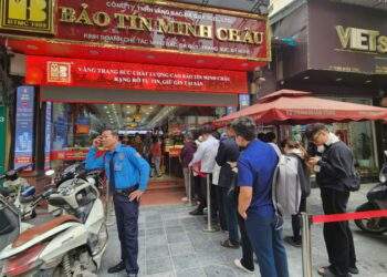 Người dân vẫn đua nhau xếp hàng, chợ đen có diễn biến mới