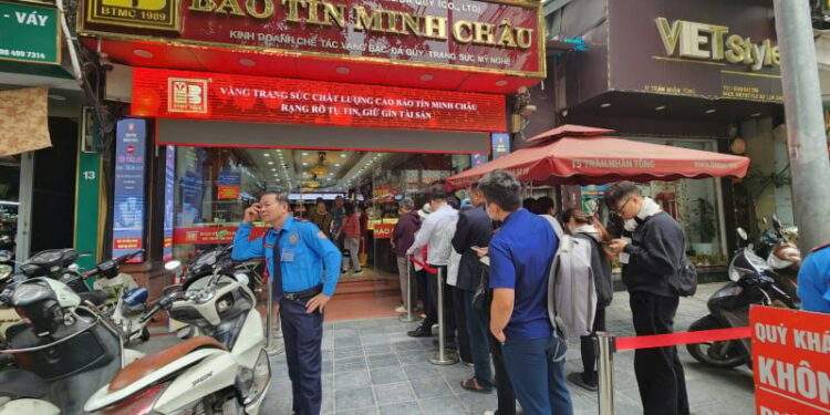 Người dân vẫn đua nhau xếp hàng, chợ đen có diễn biến mới