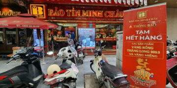 Người dân xếp hàng chật cứng, nhà vàng cháy hàng