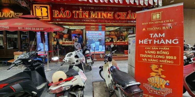 Người dân xếp hàng chật cứng, nhà vàng cháy hàng