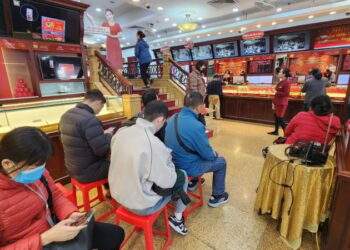 Nhà vàng bán mạnh tay, người dân đổ xô đi mua