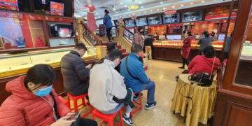 Nhà vàng bán mạnh tay, người dân đổ xô đi mua