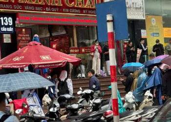 Nhà vàng bán nhỏ giọt, người mua vẫn xếp hàng dài bất chấp trời mưa