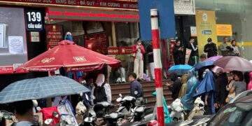 Nhà vàng bán nhỏ giọt, người mua vẫn xếp hàng dài bất chấp trời mưa