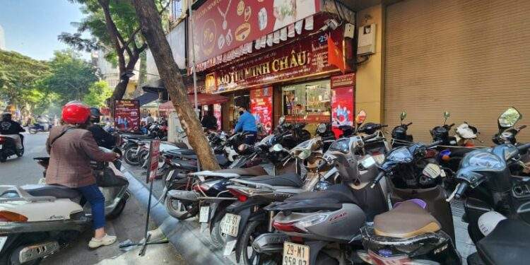 Nhà vàng bán số lượng lớn, khách hàng ra vào liên tục