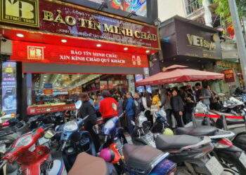 Nhà vàng bán số lượng lớn, người dân ồ ạt xếp hàng mua