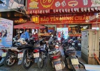 Nhà vàng bung hàng, chợ đen có diễn biến lạ