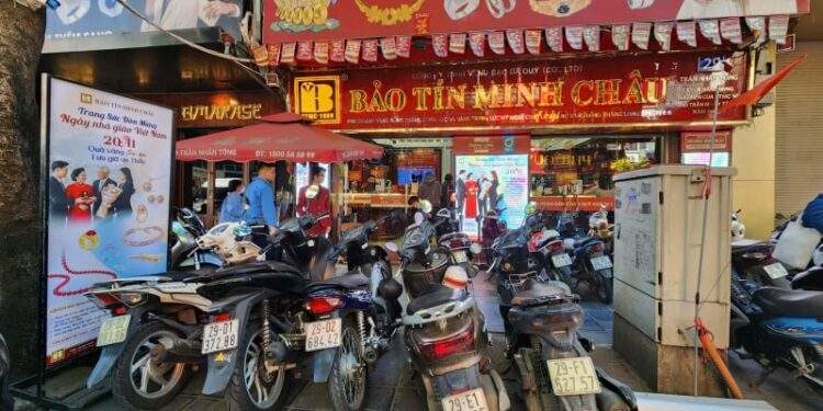 Nhà vàng bung hàng, chợ đen có diễn biến lạ