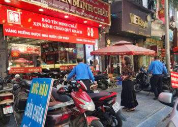 Nhà vàng bung hàng, người mua vắng bóng