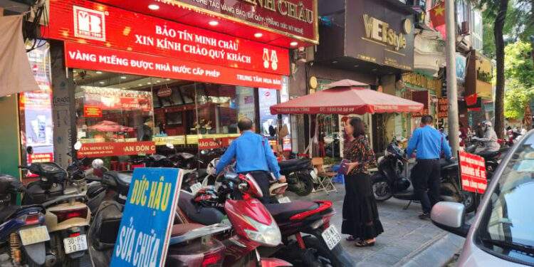 Nhà vàng bung hàng, người mua vắng bóng