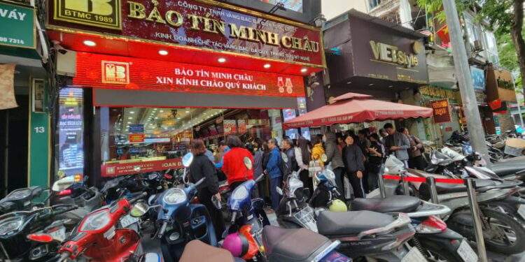 Nhà vàng chơi lớn, thị trường chợ đen giảm kịch sàn