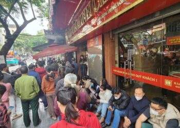 Nhà vàng gặp sự cố bất ngờ, người dân lại xếp hàng dài