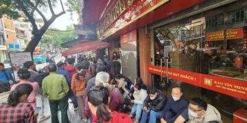 Nhà vàng gặp sự cố bất ngờ, người dân lại xếp hàng dài