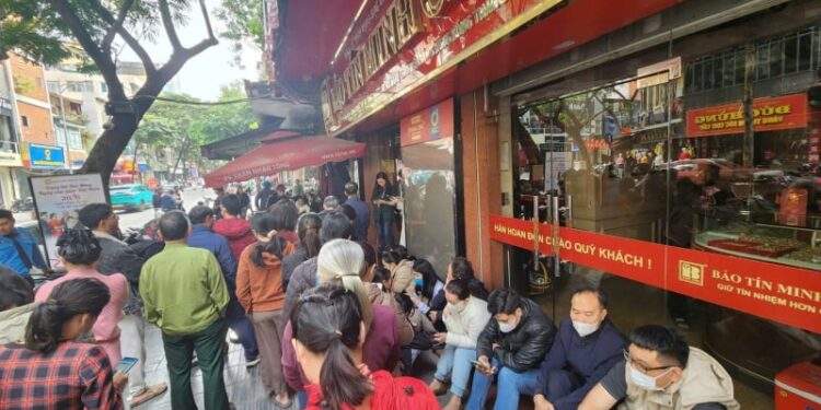 Nhà vàng gặp sự cố bất ngờ, người dân lại xếp hàng dài