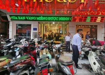 Nhà vàng hết hàng, người dân lên chợ đen tìm mua