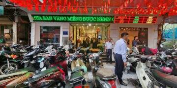 Nhà vàng hết hàng, người dân lên chợ đen tìm mua