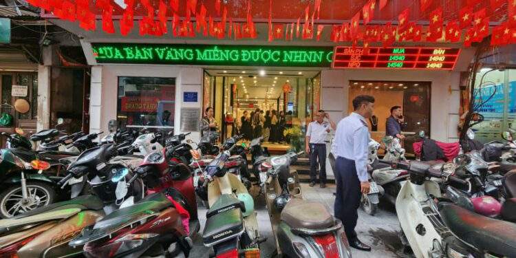 Nhà vàng hết hàng, người dân lên chợ đen tìm mua