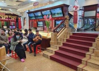 Nhà vàng tăng số lượng bán, người mua bất ngờ vắng lạ thường