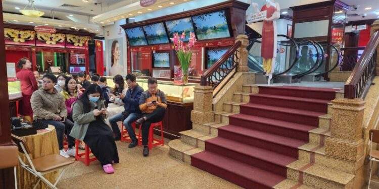 Nhà vàng tăng số lượng bán, người mua bất ngờ vắng lạ thường