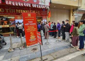 Nhà vàng tiếp tục cháy hàng, dòng người xếp hàng tràn xuống đường