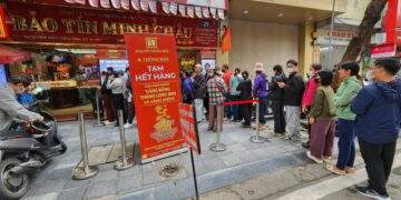 Nhà vàng tiếp tục cháy hàng, dòng người xếp hàng tràn xuống đường