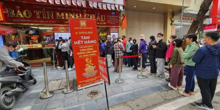 Nhà vàng tiếp tục cháy hàng, dòng người xếp hàng tràn xuống đường