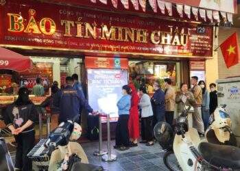 Nhà vàng tung chiêu lạ, người dân lại kéo nhau xếp hàng