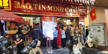Nhà vàng tung chiêu lạ, người dân lại kéo nhau xếp hàng