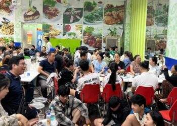 Nhiều siêu thị trở thành trạm sạc điện thoại cho người dân tránh bão