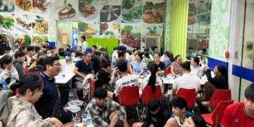 Nhiều siêu thị trở thành trạm sạc điện thoại cho người dân tránh bão