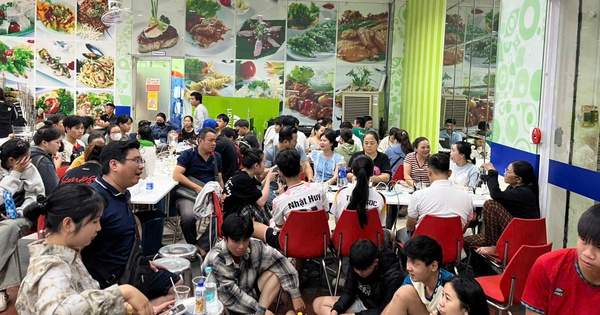 Nhiều siêu thị trở thành trạm sạc điện thoại cho người dân tránh bão