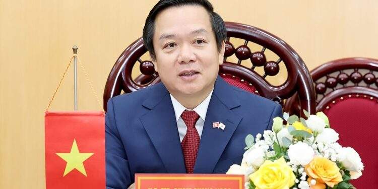 Chủ tịch UBND tỉnh Ninh Bình Phạm Quang Ngọc phát biểu tại hội đàm. Ảnh: Minh Quang