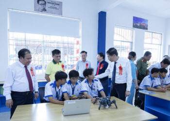 Các đại biểu tham quan giờ thực hành lập trình robot – một trong những nội dung trọng tâm của phòng học STEM do PVCFC tài trợ.