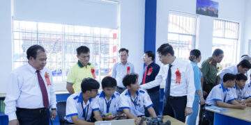 Các đại biểu tham quan giờ thực hành lập trình robot – một trong những nội dung trọng tâm của phòng học STEM do PVCFC tài trợ.