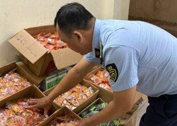 Phát hiện số lượng lớn bánh kẹo bán Tết không rõ xuất xứ