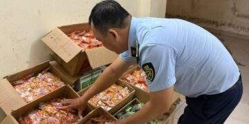 Phát hiện số lượng lớn bánh kẹo bán Tết không rõ xuất xứ