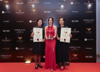 Từ trái qua phải: bà Tiffany Hwang, Tổng Giám đốc Sheraton Hanoi Hotel; bà Tanique Van Dijk, Giám Đốc Kinh Doanh của LUXE Global; bà Trần Bích Hạnh, Tổng Giám đốc của Berjaya Hồ Tây, Đại diện Chủ Đầu Tư của Sheraton Hanoi Hotel tại Lễ trao giải LUXE Global Gala 2025.