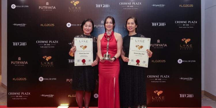Từ trái qua phải: bà Tiffany Hwang, Tổng Giám đốc Sheraton Hanoi Hotel; bà Tanique Van Dijk, Giám Đốc Kinh Doanh của LUXE Global; bà Trần Bích Hạnh, Tổng Giám đốc của Berjaya Hồ Tây, Đại diện Chủ Đầu Tư của Sheraton Hanoi Hotel tại Lễ trao giải LUXE Global Gala 2025.