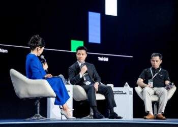 Ông Hà Trung Kiên, Phó Chủ tịch G-Group (giữa) thảo luận tại sự kiện “Vietnam Future Economy Summit 2025”.